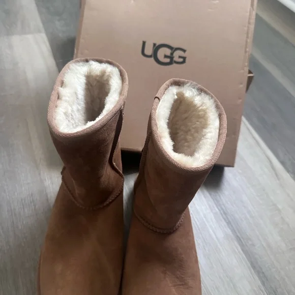 UGG Classic Tan Boots with Shearling - Picture 1 of 1
